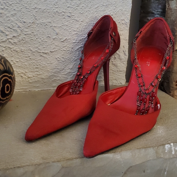 Nine West Red satin shoes with jewelry chain - Picture 2 of 8